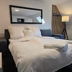 Stylish Top-floor Apt. 1 - Apolonialiving Apartment