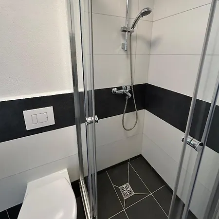 Stylish Top-floor Hideaway For Two In Karlsruhe-muehlburg - Apolonialiving - Apt1 * 카를스루에