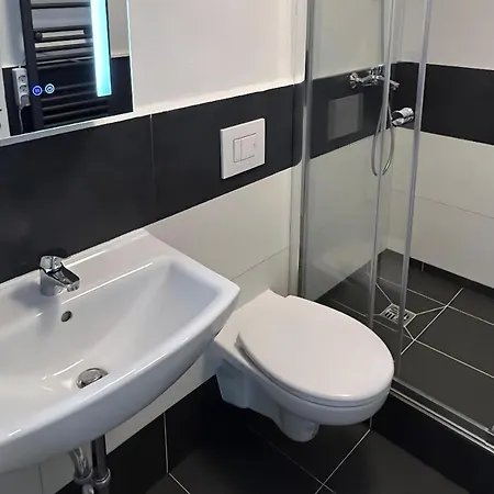 Stylish Top-floor Hideaway For Two In Karlsruhe-muehlburg - Apolonialiving - Apt1 *