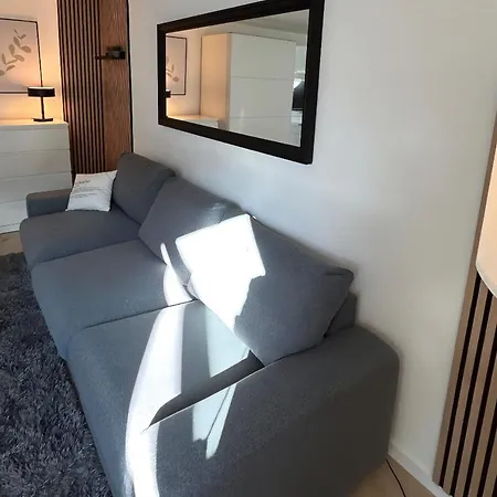 Stylish Top-floor Hideaway For Two In Karlsruhe-muehlburg - Apolonialiving - Apt1 * 카를스루에