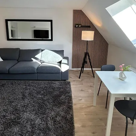 Stylish Top-floor Hideaway For Two In Karlsruhe-muehlburg - Apolonialiving - Apt1 * 카를스루에