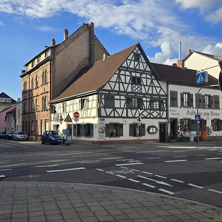 Stylish Top-floor Hideaway For Two In Karlsruhe-muehlburg - Apolonialiving - Apt1 아파트 카를스루에