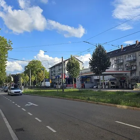 Stylish Top-floor Hideaway For Two In Karlsruhe-muehlburg - Apolonialiving - Apt1 아파트